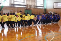 最後の綱を争う